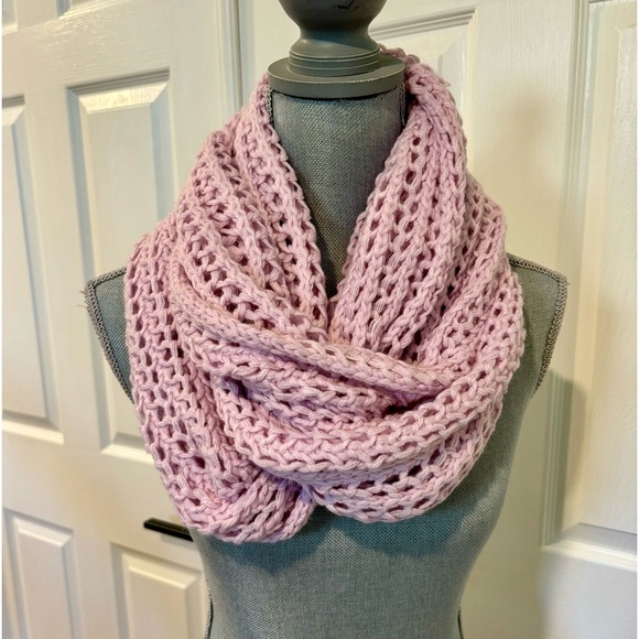 BCBGeneration Infinity Loop Pink Scarf Winter Outdoor Holiday‎ Travel - Picture 3 of 4